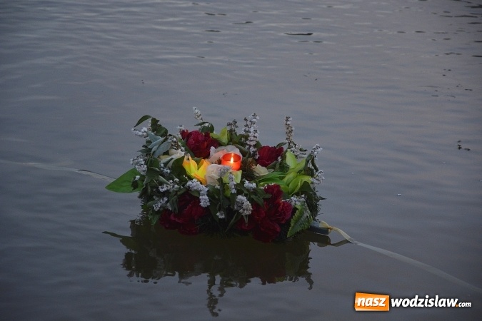 Zdjęcie w galerii na portalu naszwodzislaw.com: Noc Świętojańska. W Olzie popłynęły wianki  wiadomości z regionu