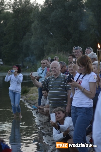 Zdjęcie w galerii na portalu naszwodzislaw.com: Noc Świętojańska. W Olzie popłynęły wianki  wiadomości z regionu