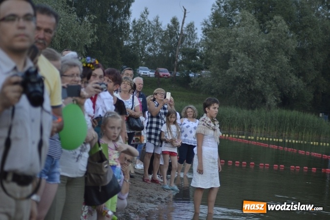 Zdjęcie w galerii na portalu naszwodzislaw.com: Noc Świętojańska. W Olzie popłynęły wianki  wiadomości z regionu