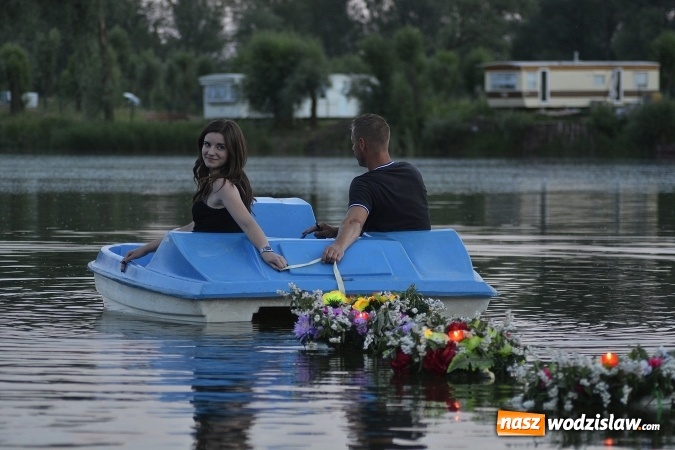 Zdjęcie w galerii na portalu naszwodzislaw.com: Noc Świętojańska. W Olzie popłynęły wianki  wiadomości z regionu