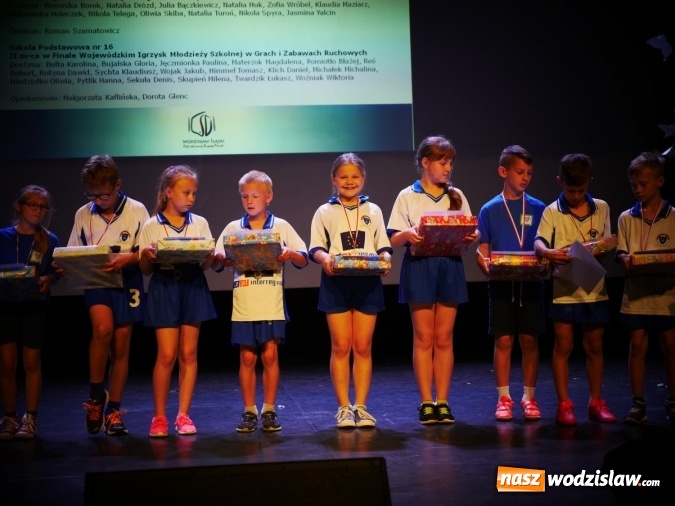 Zdjęcie w galerii na portalu naszwodzislaw.com: Najlepsi uczniowie nagrodzeni podczas Gali Laureatów wiadomości z regionu