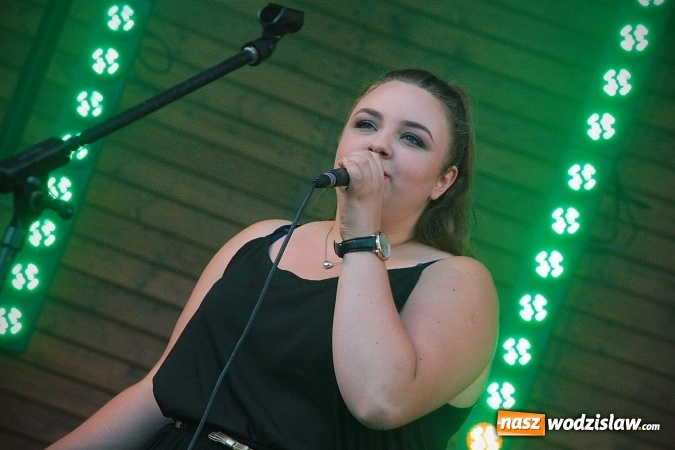 Zdjęcie w galerii na portalu naszwodzislaw.com: Monika Lewczuk zaśpiewała w Godowie wiadomości z regionu