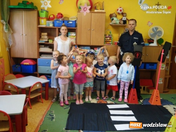 Zdjęcie w galerii na portalu naszwodzislaw.com: Pszów: z przedszkolakami o bezpieczeństwie przed wakacjami wiadomości z regionu