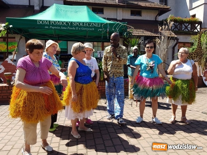 Zdjęcie w galerii na portalu naszwodzislaw.com: Mieszkańcy gorzyckiego DPS powitali lato w zanzibarskim klimacie wiadomości z regionu