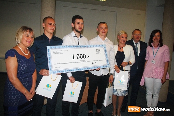 Zdjęcie w galerii na portalu naszwodzislaw.com: Stworzyli film promujący szkołę i wygrali nagrodę pieniężną. 3 tys. zł na najlepszy klip  wiadomości z regionu