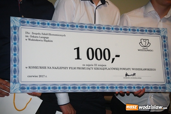 Zdjęcie w galerii na portalu naszwodzislaw.com: Stworzyli film promujący szkołę i wygrali nagrodę pieniężną. 3 tys. zł na najlepszy klip  wiadomości z regionu