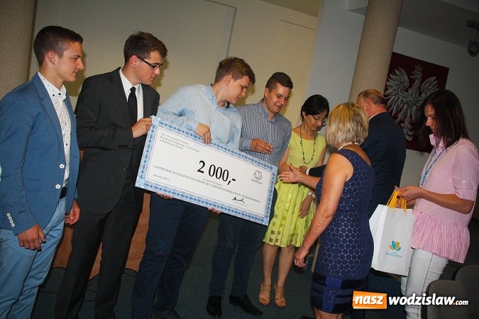 Zdjęcie w galerii na portalu naszwodzislaw.com: Stworzyli film promujący szkołę i wygrali nagrodę pieniężną. 3 tys. zł na najlepszy klip  wiadomości z regionu