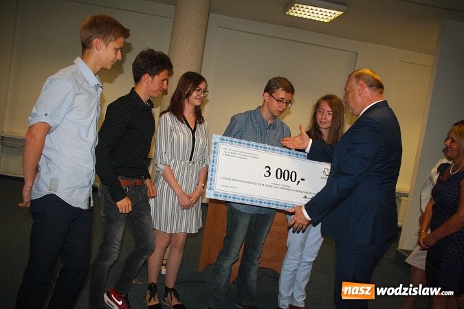 Zdjęcie w galerii na portalu naszwodzislaw.com: Stworzyli film promujący szkołę i wygrali nagrodę pieniężną. 3 tys. zł na najlepszy klip  wiadomości z regionu