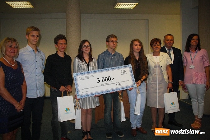 Zdjęcie w galerii na portalu naszwodzislaw.com: Stworzyli film promujący szkołę i wygrali nagrodę pieniężną. 3 tys. zł na najlepszy klip  wiadomości z regionu