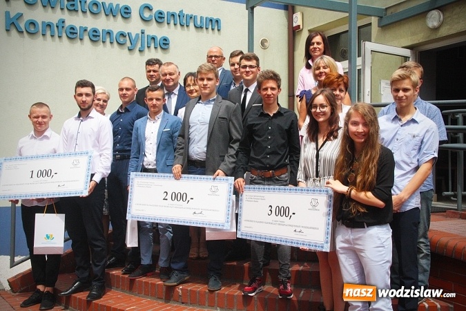 Zdjęcie w galerii na portalu naszwodzislaw.com: Stworzyli film promujący szkołę i wygrali nagrodę pieniężną. 3 tys. zł na najlepszy klip  wiadomości z regionu