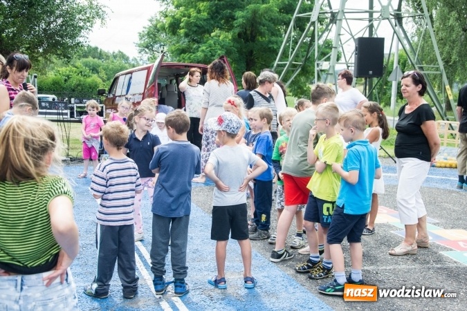 Zdjęcie w galerii na portalu naszwodzislaw.com: Artystyczne Podwórko. Gry i zabawy dla dzieci w wodzisławskiej dzielnicy Wilchwy wiadomości z regionu