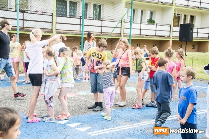 Zdjęcie w galerii na portalu naszwodzislaw.com: Artystyczne Podwórko. Gry i zabawy dla dzieci w wodzisławskiej dzielnicy Wilchwy wiadomości z regionu
