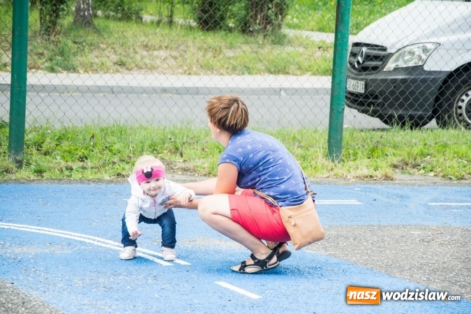 Zdjęcie w galerii na portalu naszwodzislaw.com: Artystyczne Podwórko. Gry i zabawy dla dzieci w wodzisławskiej dzielnicy Wilchwy wiadomości z regionu