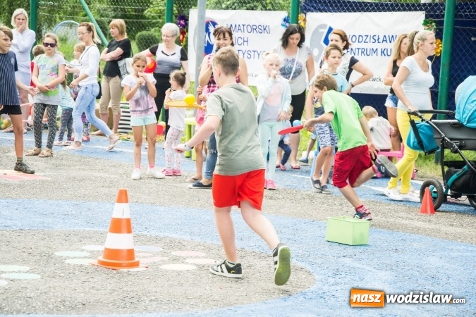 Zdjęcie w galerii na portalu naszwodzislaw.com: Artystyczne Podwórko. Gry i zabawy dla dzieci w wodzisławskiej dzielnicy Wilchwy wiadomości z regionu