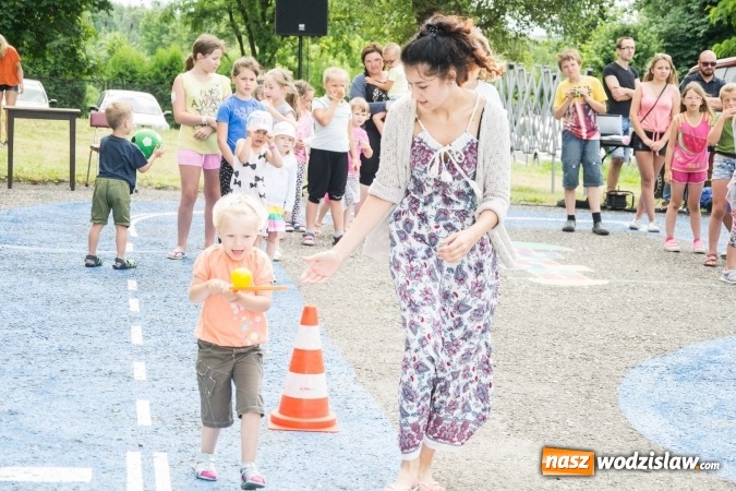 Zdjęcie w galerii na portalu naszwodzislaw.com: Artystyczne Podwórko. Gry i zabawy dla dzieci w wodzisławskiej dzielnicy Wilchwy wiadomości z regionu