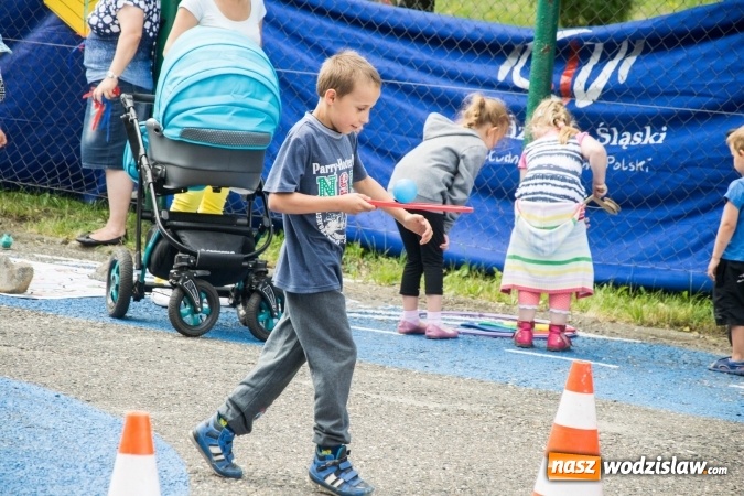 Zdjęcie w galerii na portalu naszwodzislaw.com: Artystyczne Podwórko. Gry i zabawy dla dzieci w wodzisławskiej dzielnicy Wilchwy wiadomości z regionu