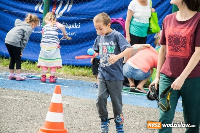 Zdjęcie w galerii na portalu naszwodzislaw.com: Artystyczne Podwórko. Gry i zabawy dla dzieci w wodzisławskiej dzielnicy Wilchwy wiadomości z regionu
