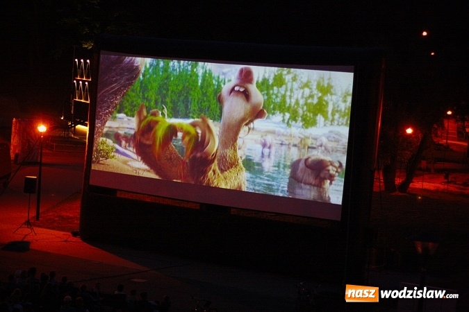 Zdjęcie w galerii na portalu naszwodzislaw.com: Kino pod chmurką i z deszczem  wiadomości z regionu