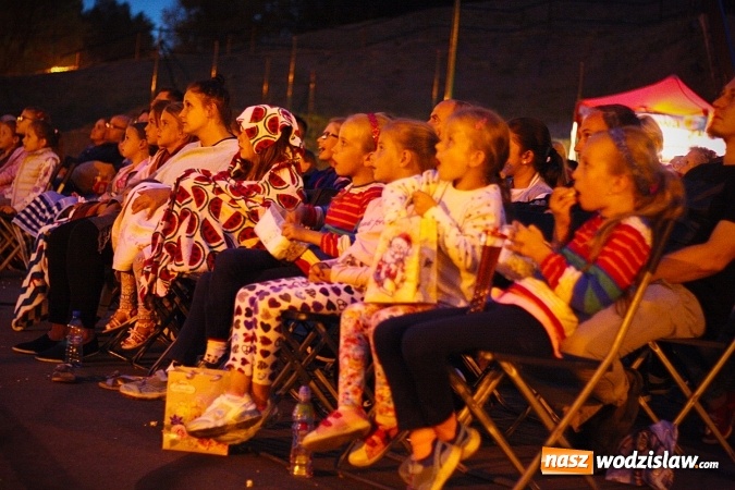 Zdjęcie w galerii na portalu naszwodzislaw.com: Kino pod chmurką i z deszczem  wiadomości z regionu