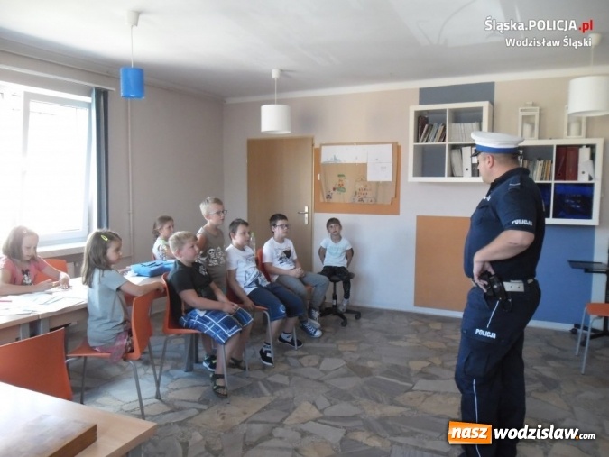 Zdjęcie w galerii na portalu naszwodzislaw.com: Bezpieczne półkolonie z wodzisławskimi policjantami. Mundurowi zawitali do Olzy  wiadomości z regionu