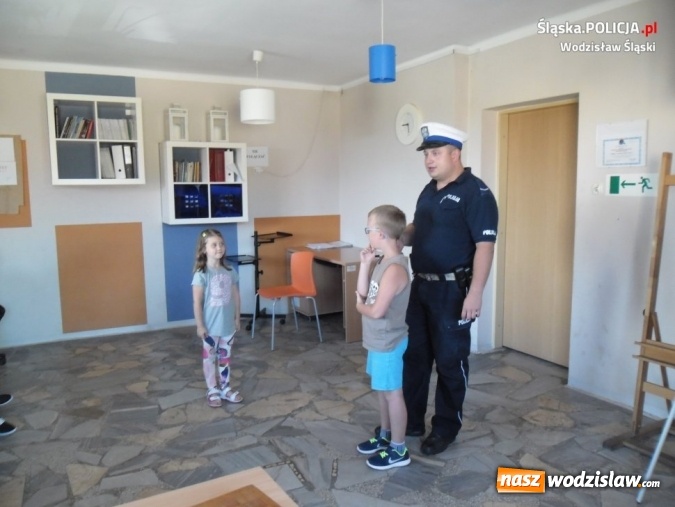 Zdjęcie w galerii na portalu naszwodzislaw.com: Bezpieczne półkolonie z wodzisławskimi policjantami. Mundurowi zawitali do Olzy  wiadomości z regionu