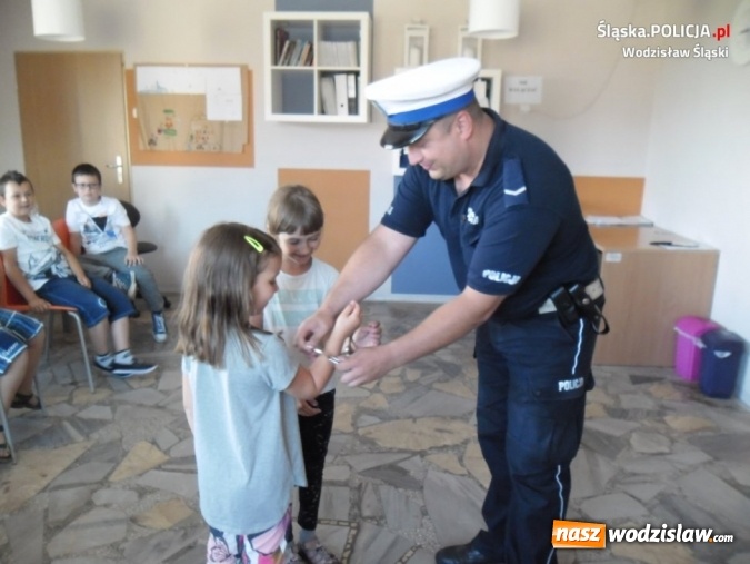 Zdjęcie w galerii na portalu naszwodzislaw.com: Bezpieczne półkolonie z wodzisławskimi policjantami. Mundurowi zawitali do Olzy  wiadomości z regionu