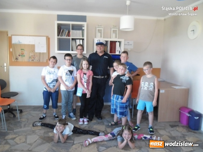 Zdjęcie w galerii na portalu naszwodzislaw.com: Bezpieczne półkolonie z wodzisławskimi policjantami. Mundurowi zawitali do Olzy  wiadomości z regionu