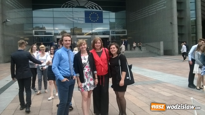 Zdjęcie w galerii na portalu naszwodzislaw.com: W nagrodę zwiedzili m.in. Parlament Europejski w Brukseli wiadomości z regionu