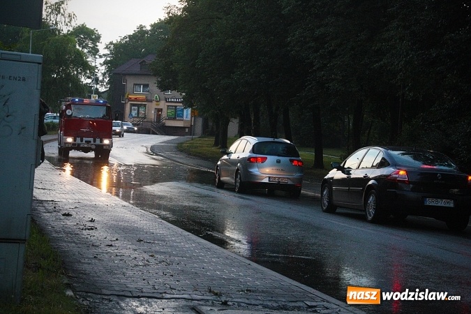 Zdjęcie w galerii na portalu naszwodzislaw.com: Strażacy nadal walczą ze skutkami piątkowej nawałnicy! Do tej pory odnotowano około 130 zgłoszeń  wiadomości z regionu