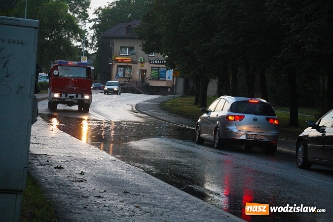 Zdjęcie w galerii na portalu naszwodzislaw.com: Strażacy nadal walczą ze skutkami piątkowej nawałnicy! Do tej pory odnotowano około 130 zgłoszeń  wiadomości z regionu