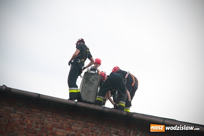 Zdjęcie w galerii na portalu naszwodzislaw.com: Strażacy nadal walczą ze skutkami piątkowej nawałnicy! Do tej pory odnotowano około 130 zgłoszeń  wiadomości z regionu