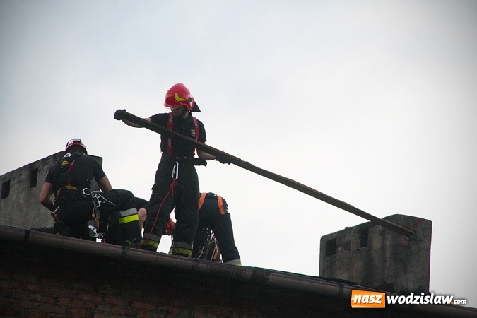 Zdjęcie w galerii na portalu naszwodzislaw.com: Strażacy nadal walczą ze skutkami piątkowej nawałnicy! Do tej pory odnotowano około 130 zgłoszeń  wiadomości z regionu