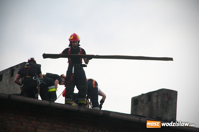 Zdjęcie w galerii na portalu naszwodzislaw.com: Strażacy nadal walczą ze skutkami piątkowej nawałnicy! Do tej pory odnotowano około 130 zgłoszeń  wiadomości z regionu