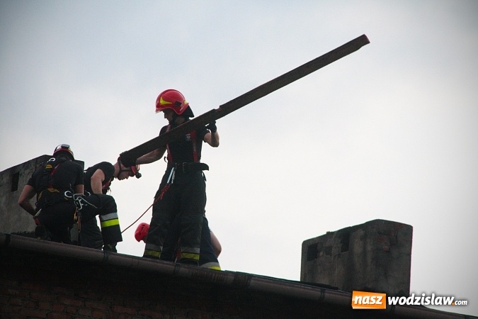 Zdjęcie w galerii na portalu naszwodzislaw.com: Strażacy nadal walczą ze skutkami piątkowej nawałnicy! Do tej pory odnotowano około 130 zgłoszeń  wiadomości z regionu