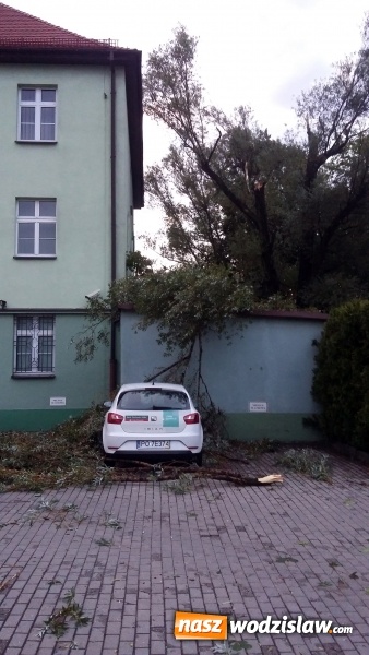 Zdjęcie w galerii na portalu naszwodzislaw.com: Strażacy nadal walczą ze skutkami piątkowej nawałnicy! Do tej pory odnotowano około 130 zgłoszeń  wiadomości z regionu