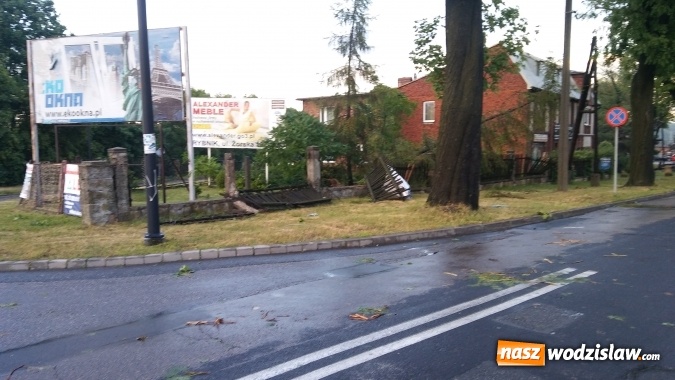 Zdjęcie w galerii na portalu naszwodzislaw.com: Strażacy nadal walczą ze skutkami piątkowej nawałnicy! Do tej pory odnotowano około 130 zgłoszeń  wiadomości z regionu