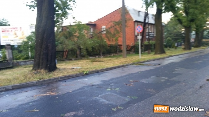 Zdjęcie w galerii na portalu naszwodzislaw.com: Strażacy nadal walczą ze skutkami piątkowej nawałnicy! Do tej pory odnotowano około 130 zgłoszeń  wiadomości z regionu