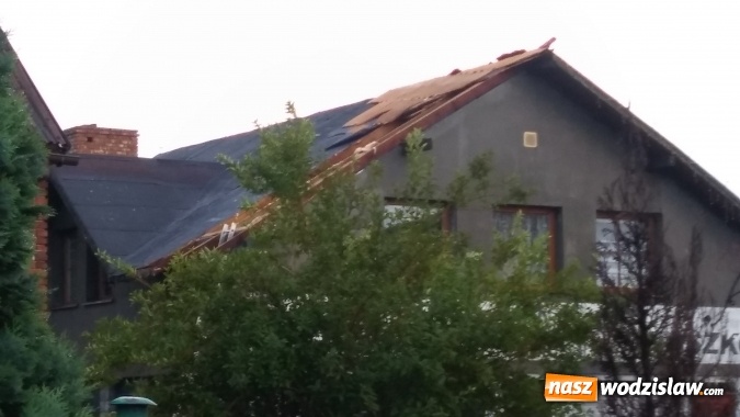 Zdjęcie w galerii na portalu naszwodzislaw.com: Strażacy nadal walczą ze skutkami piątkowej nawałnicy! Do tej pory odnotowano około 130 zgłoszeń  wiadomości z regionu