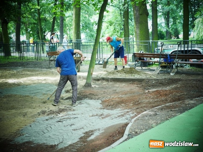 Zdjęcie w galerii na portalu naszwodzislaw.com: Wodzisław: trwa rozbudowa placu zabaw w parku miejskim wiadomości z regionu
