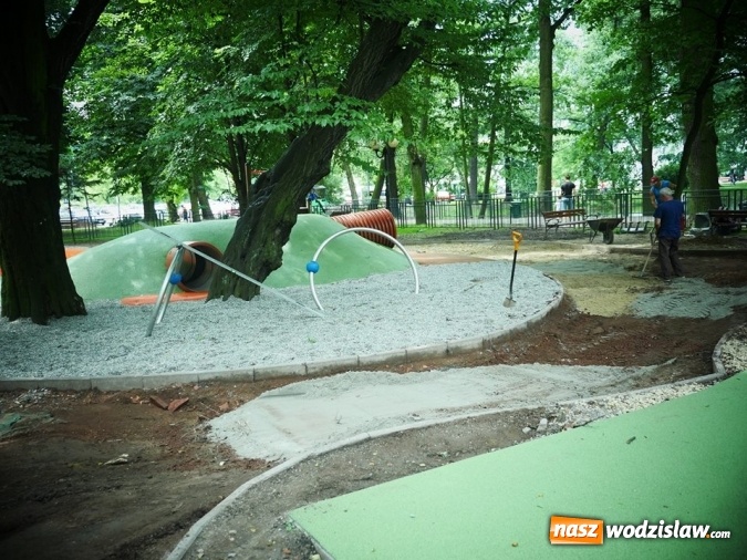 Zdjęcie w galerii na portalu naszwodzislaw.com: Wodzisław: trwa rozbudowa placu zabaw w parku miejskim wiadomości z regionu