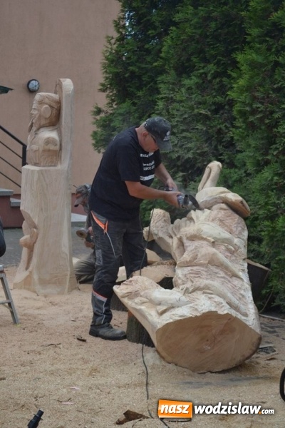 Zdjęcie w galerii na portalu naszwodzislaw.com: Jak zrobić coś z niczego? W Gołkowicach zorganizowano plener rzeźbiarski wiadomości z regionu