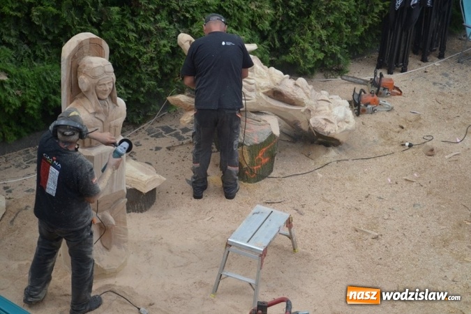 Zdjęcie w galerii na portalu naszwodzislaw.com: Jak zrobić coś z niczego? W Gołkowicach zorganizowano plener rzeźbiarski wiadomości z regionu