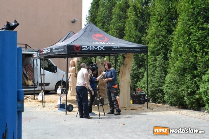 Zdjęcie w galerii na portalu naszwodzislaw.com: Jak zrobić coś z niczego? W Gołkowicach zorganizowano plener rzeźbiarski wiadomości z regionu