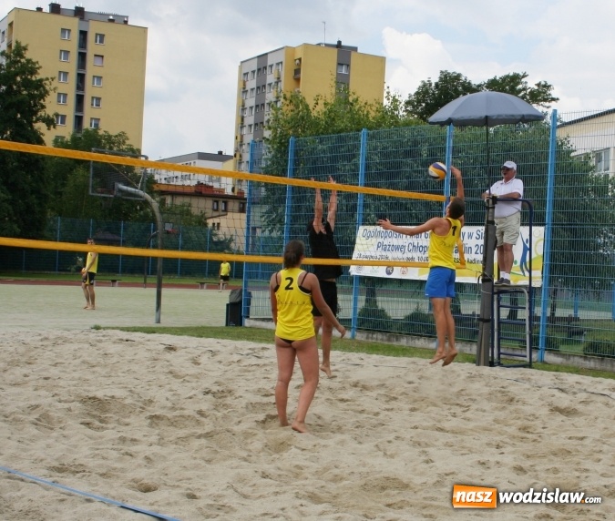 Zdjęcie w galerii na portalu naszwodzislaw.com: Grand Prix Starosty Wodzisławskiego w Siatkówce Plażowej. Rywalizowały pary rodzinne oraz pary mieszane  wiadomości z regionu
