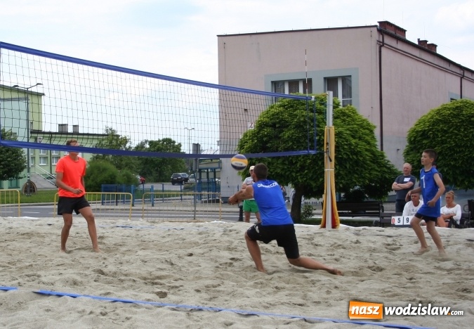 Zdjęcie w galerii na portalu naszwodzislaw.com: Grand Prix Starosty Wodzisławskiego w Siatkówce Plażowej. Rywalizowały pary rodzinne oraz pary mieszane  wiadomości z regionu
