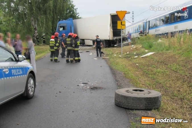 Zdjęcie w galerii na portalu naszwodzislaw.com: Czerwionka-Leszczyny: TIR wjechał pod pociąg wiadomości z regionu