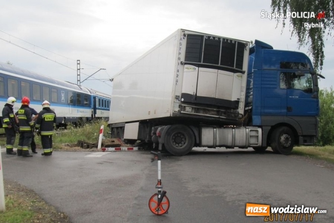 Zdjęcie w galerii na portalu naszwodzislaw.com: Czerwionka-Leszczyny: TIR wjechał pod pociąg wiadomości z regionu