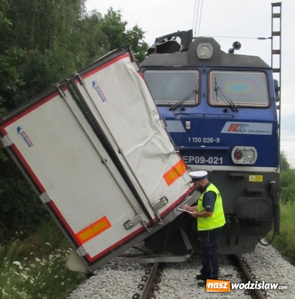 Zdjęcie w galerii na portalu naszwodzislaw.com: Czerwionka-Leszczyny: TIR wjechał pod pociąg wiadomości z regionu