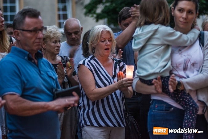Zdjęcie w galerii na portalu naszwodzislaw.com: Protest pod Sądem Rejonowym w Wodzisławiu Śląskim wiadomości z regionu