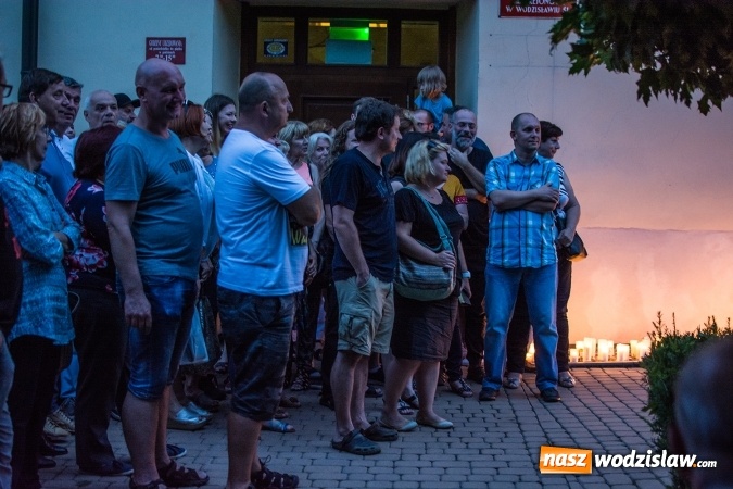 Zdjęcie w galerii na portalu naszwodzislaw.com: Protest pod Sądem Rejonowym w Wodzisławiu Śląskim wiadomości z regionu
